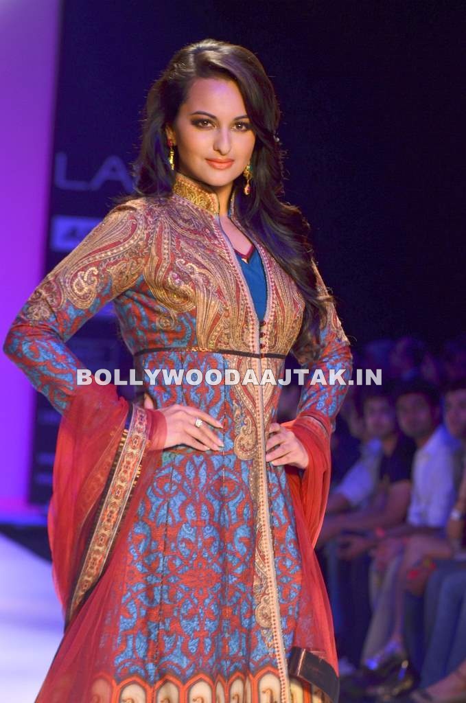Sonakshi Sinha LF Ramp Walk - Beautiful Sonakshi Sinha Ramp Wak for Kimaya at LFW