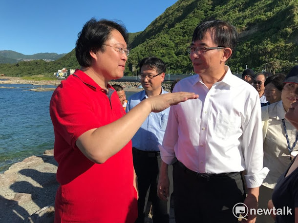 基隆市長林右昌(左)今(19)日陪同行政院政務委員吳宏謀(右)視察基隆。 基隆市長林右昌(左)今(19)日陪同行政院政務委員吳宏謀(右)視察基隆。