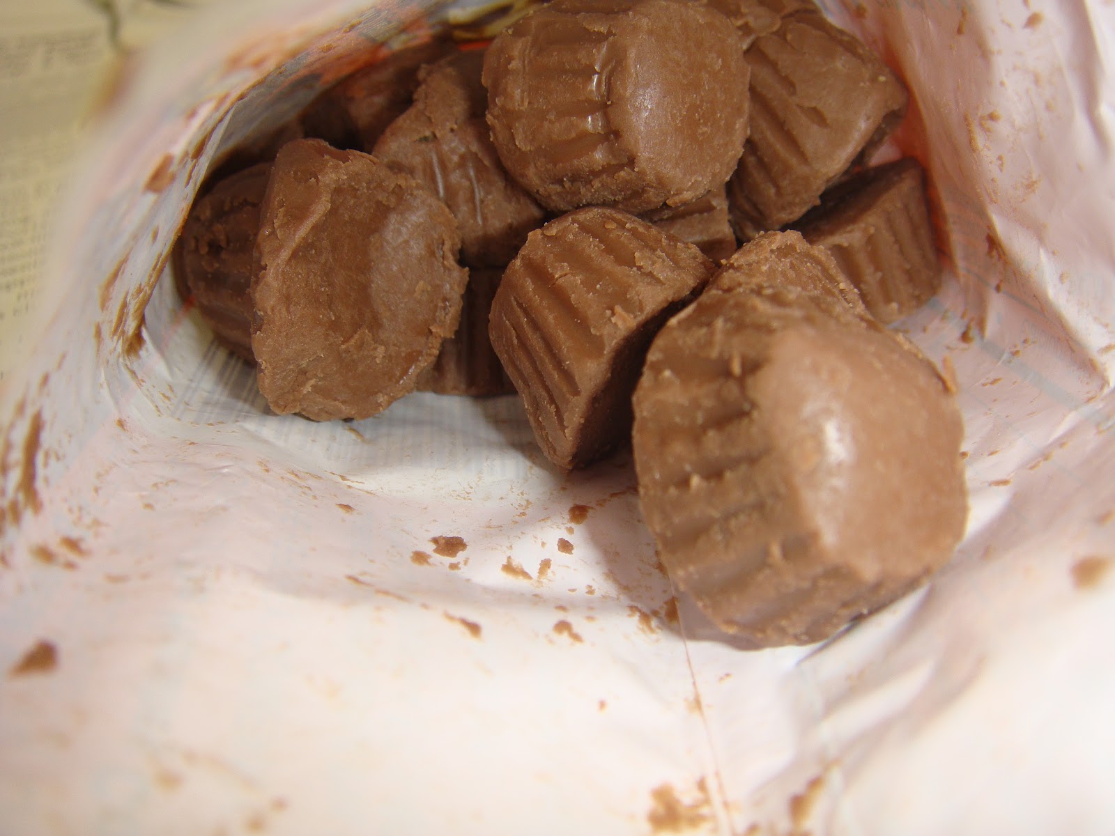 Supersupergirl's Food Reviews Reese's minis unwrapped mini cups PEANUT BUTTER CUPS