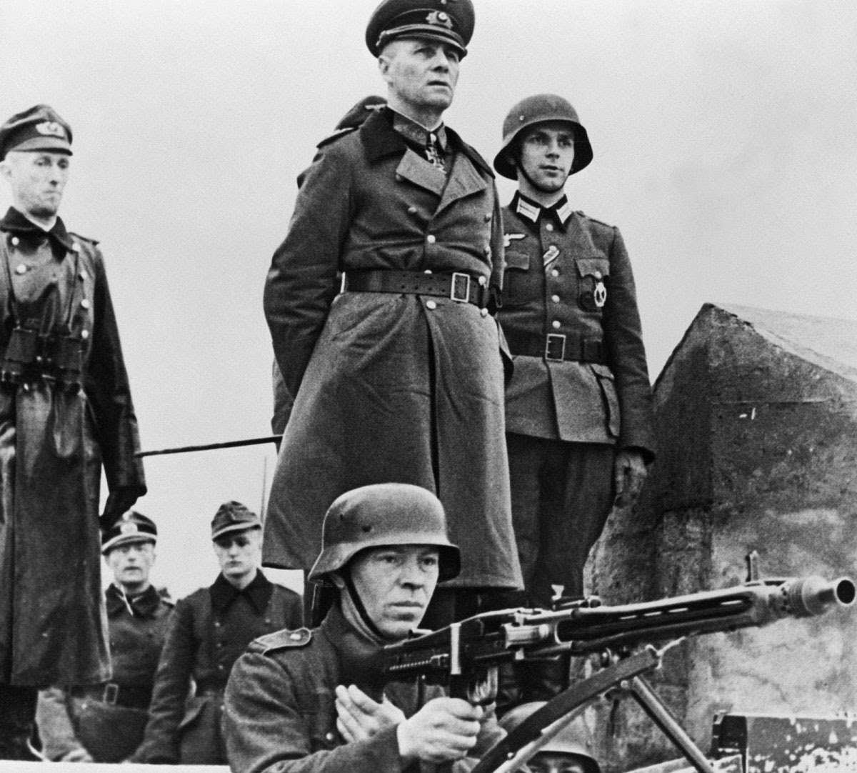 http://3.bp.blogspot.com/-dF2eTrxa1EY/U5kGg5CPYVI/AAAAAAAAJVI/TmQecc5Xed4/s1600/Erwin+Rommel+inspecting+the+defenses+in+Normandy,+1944.jpg