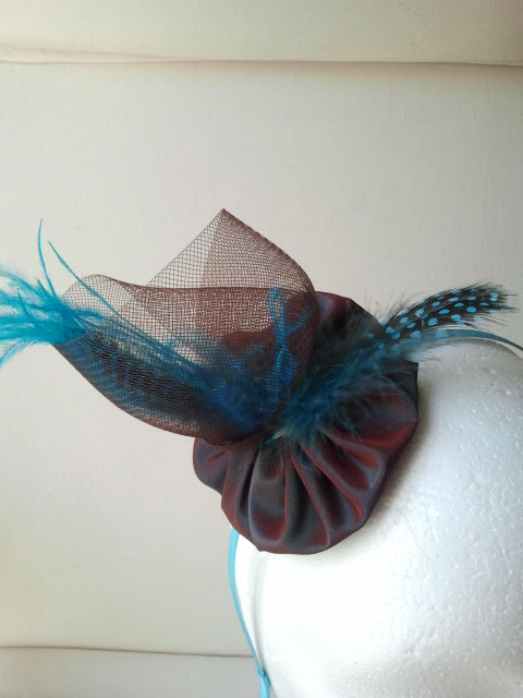 diadema, crin, plumas de avestruz, seda salvaje, azul, marrón