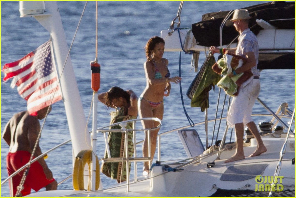 http://3.bp.blogspot.com/-dGz7jgJyBfg/Tx3JaAxfiqI/AAAAAAAABsY/5TSTKS_Hp4w/s1600/rihanna-snorkeling-bikini-05.jpg