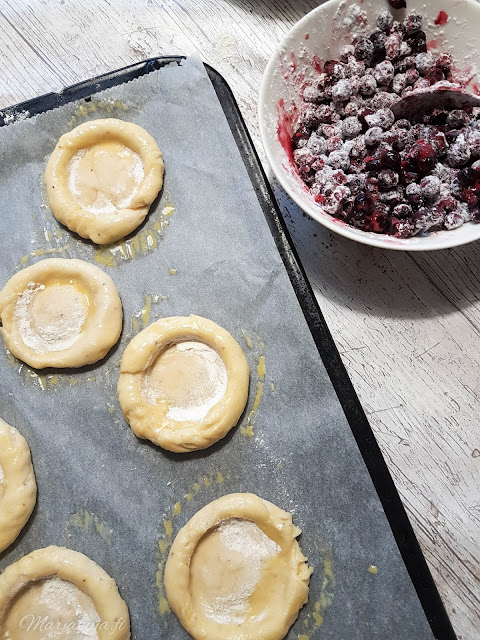 valio, kahvi, kahvikuppi, mustikkapulla, koti, keittiö, leipominen, leivonta