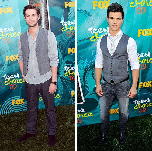 colete social e calça jeans