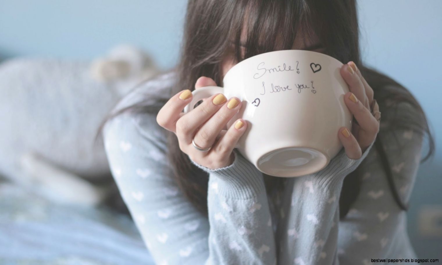 GirlDrinkingTeaTextonCup GirlDrinkingTeaTextonCup
