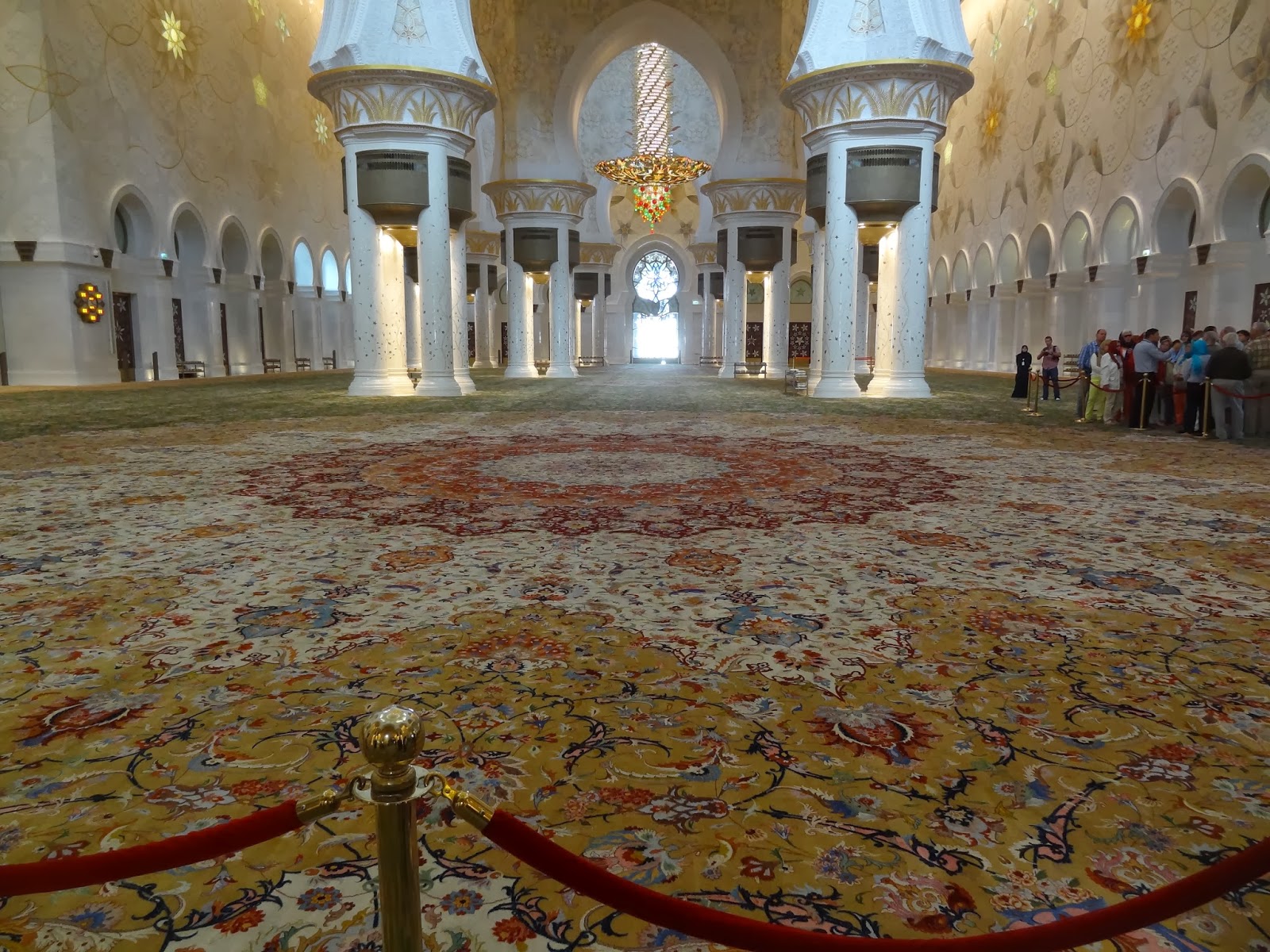 NivenWorldAdventures! The Largest Carpet In The World! Sheik Zahed Mosque, Abu Dhabi.