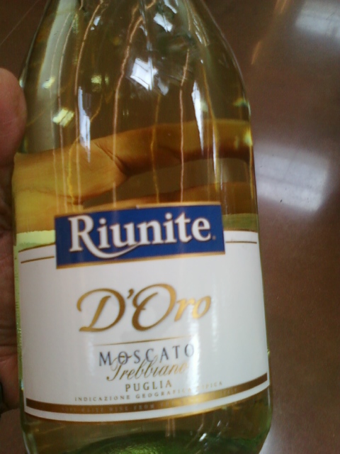 The Winos' Wine Guide: Riunite D'Oro Moscato Trebbiano Puglia