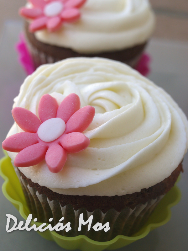 Deliciós Mos CUPCAKES de CHOCOLATE con BUTTERCREAM de CHOCOLATE BLANCO