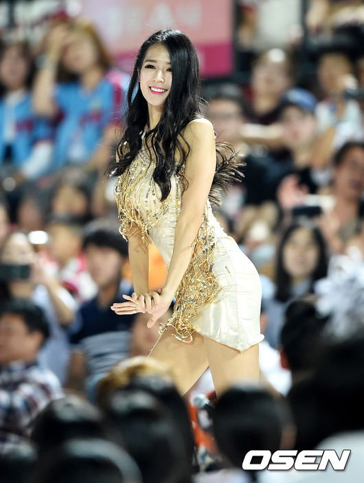 Cheerleader Park Ki Ryang's shining beauty ~ Netizen Buzz