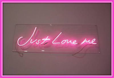 Exposition Neons Maison Just Love Me who's afraid of red yellow and blue