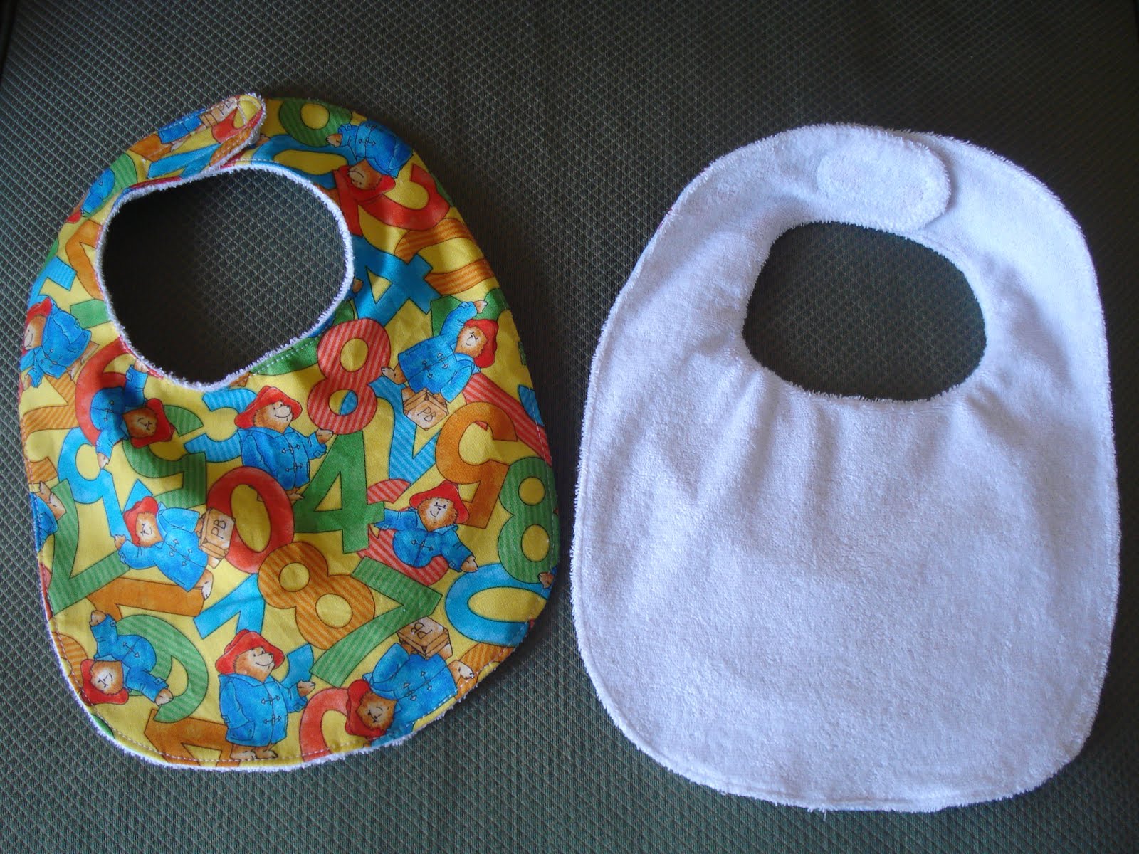 baberos de tela y plastico