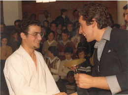 Recibiendo la copa de campeón de katas de José María Martín, Gimnasio Mabuni.
