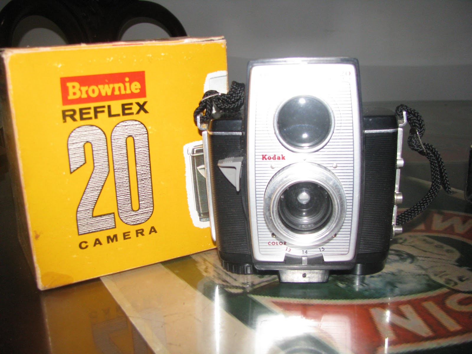 Kodak Brownie Reflex 20 diperkenalkan pertama