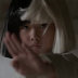 O clipe de “Alive”, da Sia, não é tão grandioso quanto a canção, mas tem outra menininha fofa com uma peruca