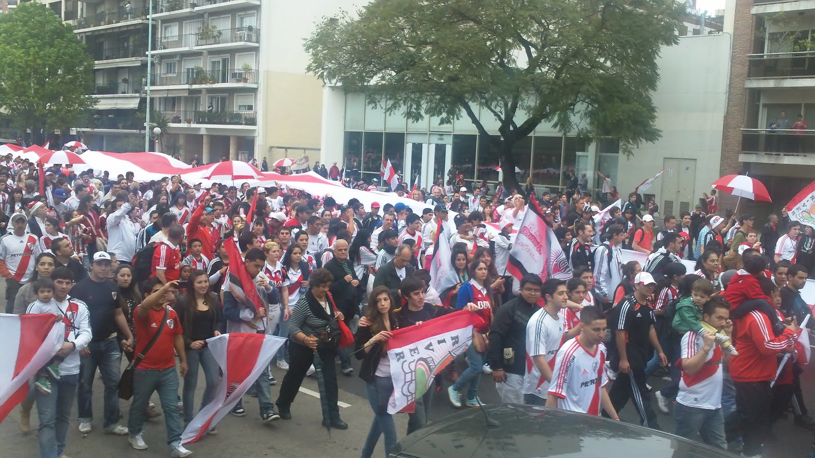 Yayi gatos y fútbol LA BANDERA MÁS LARGA Y LA MEJOR, ES DE RIVER