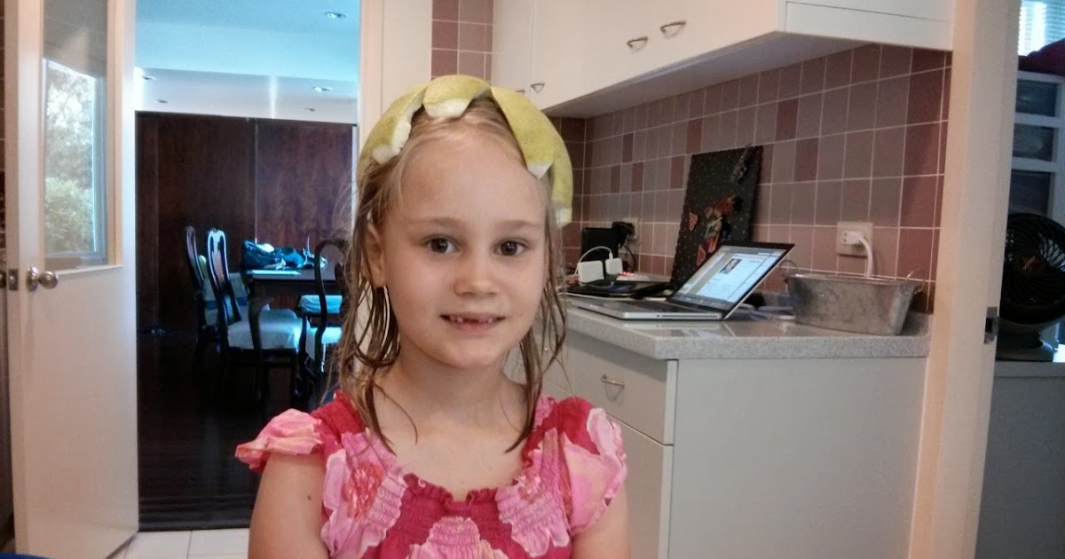 CrawfordsAbroad Taipei pomelo hat and moon cakes