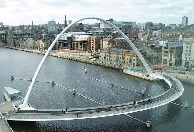 puente inclinable Gateshead Millennium