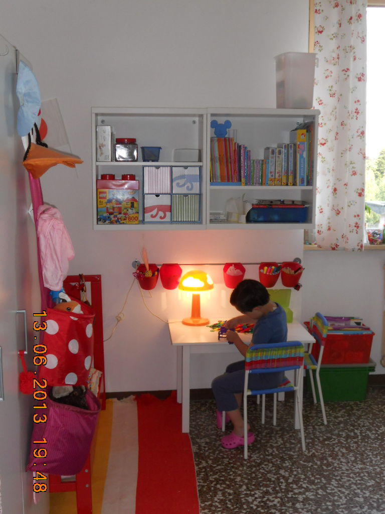 â« ikea e momichan â«: la cameretta di momochan ;) Scaffali colorati per camerette