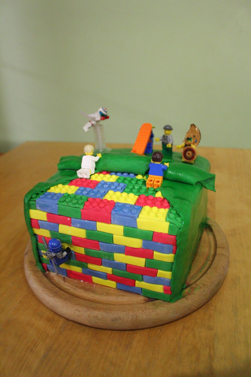 Chaos, Kids, Crochet and Cake: 10th Birthday Cake - Lego again!
