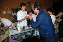 Feria de la Ciencia 2011 Sevilla.Explicando los alumnos efectos ópticos