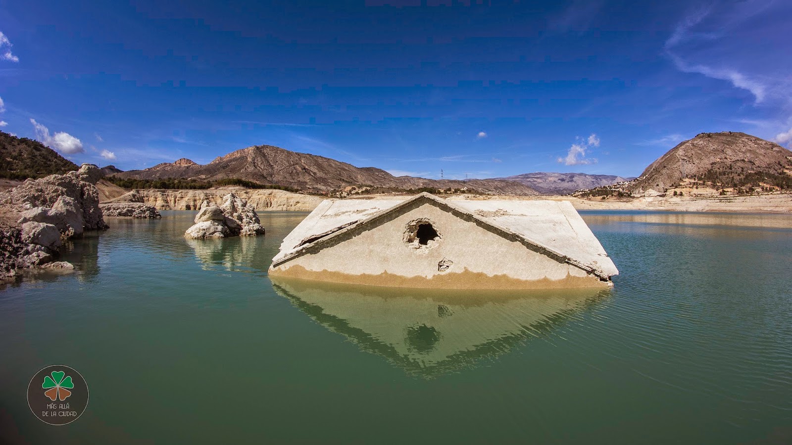 Sequía en el Embalse del Amadorio Más allá de la ciudad