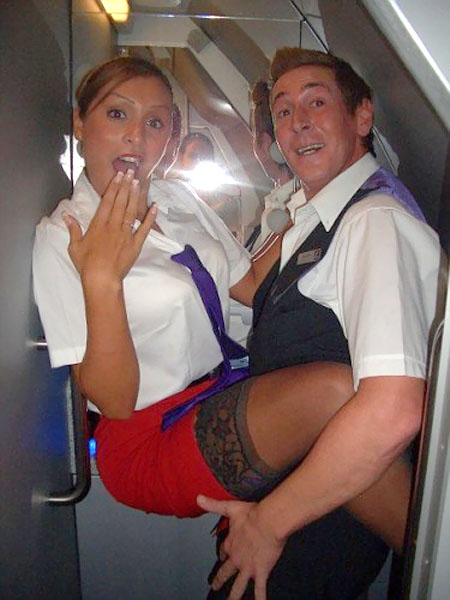 Толстая стюардесса разминает огромные дойки в комнате отдыха