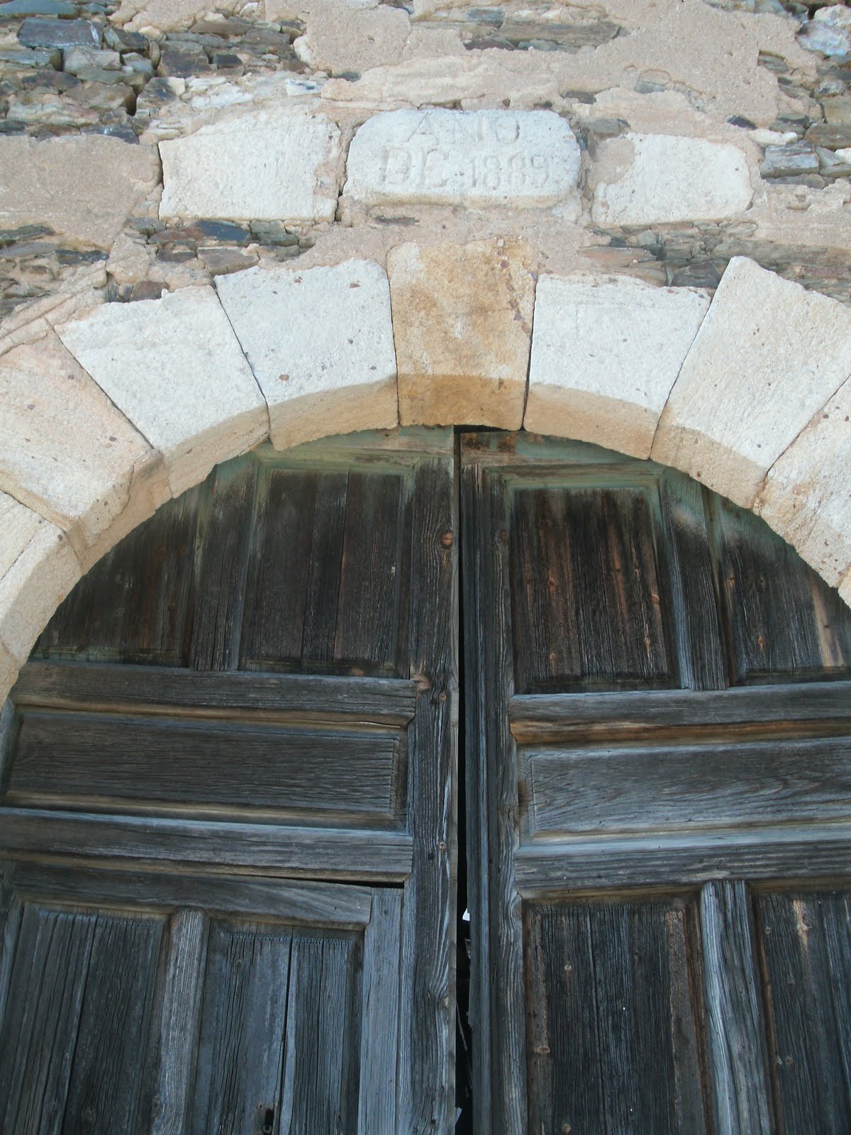 Inscripción en la fachada de la Iglesia de Palomares de Alba