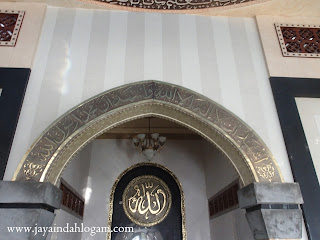 mihrab adalah bagian dari bangunan masjid  ataupun mushola yang biasanya digunakan imam untuk memimpin sholat berjamaah. Mihrab ini beda dari yang lainnya karena kami membuat dari bahan logam kuningan dan juga bisa dari bahan tembaga, mihrab kuningan ini dengan tulisan arab di ambil dari ayat suci Al-qur’an yang mempunyai arti makna penting yang terdapat pada tulisan mihrab tersebut ,dan  ukiran tulisan arab pada mihrab tersebut akan menampilkan kesan indah, mewah serta elegan di ruangan interior  masjid.  