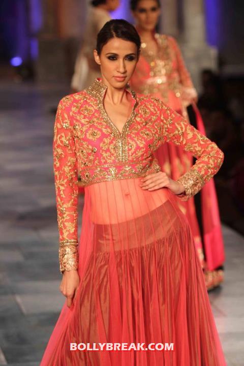 Model in Manish Malhotra Dress Walking the rap at Mijwan Fashion Show 2012 - (10) - Manish Malhotra Dresses - Mijwan Fashion Show 2012