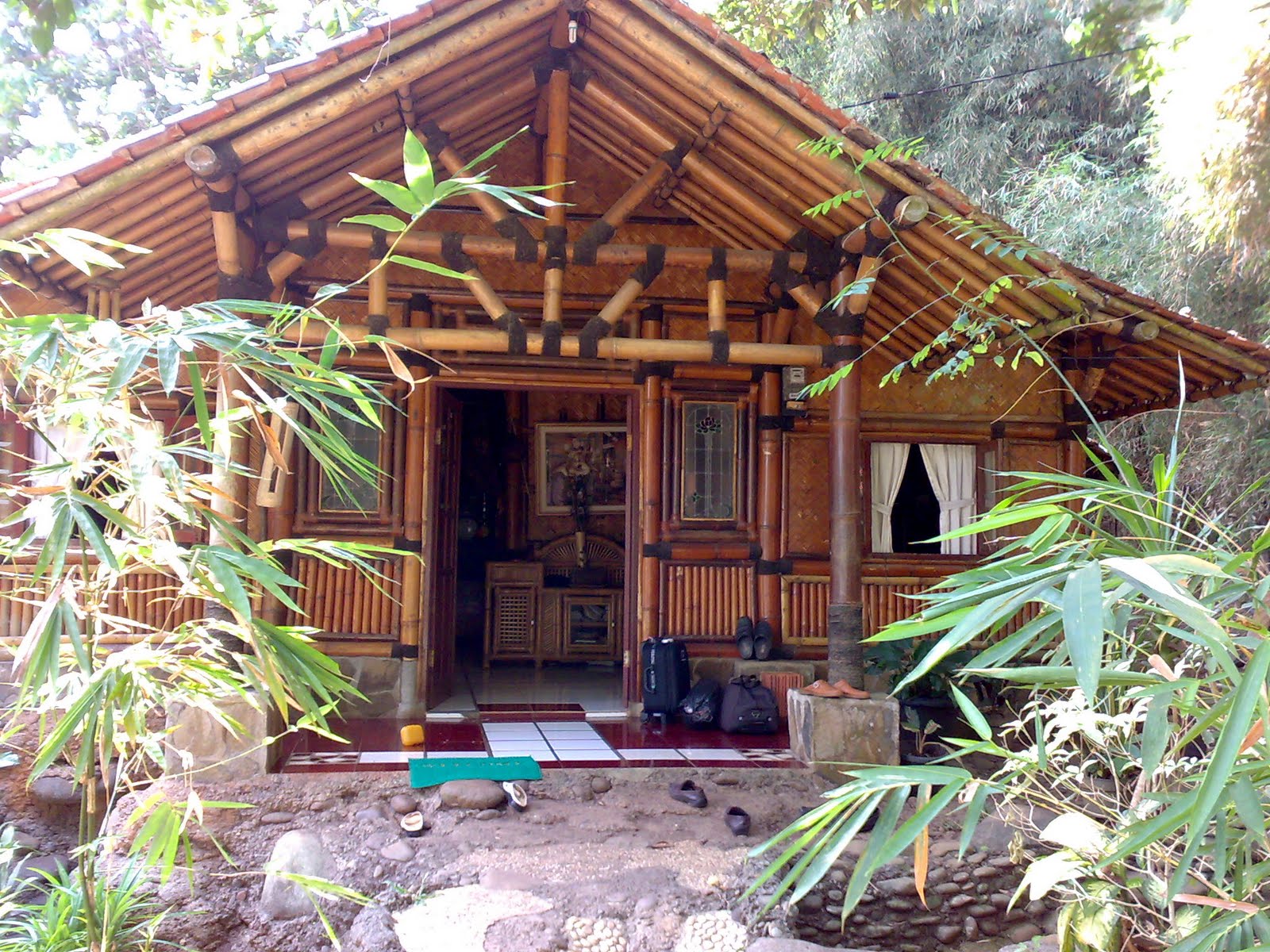 desain rumah bambu alami