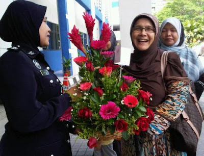 HARI WANITA JAMBANGAN BUNGA UNTUK PDRM.