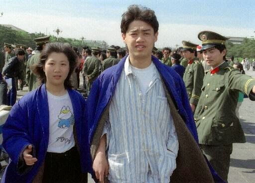 天安门对峙: 八九图片：1989年5月18日李鹏总理与绝食学生代表见面谈话