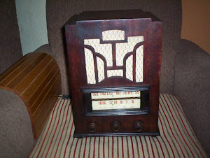 Rádio tipo capelinha feito artesanalmente com placa AM-FM