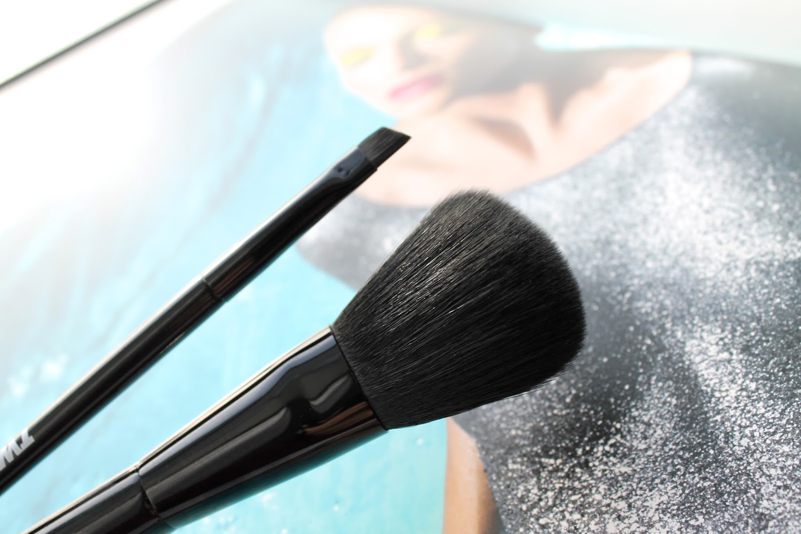 Blend N Smack Tweezerman Brush iQ Review