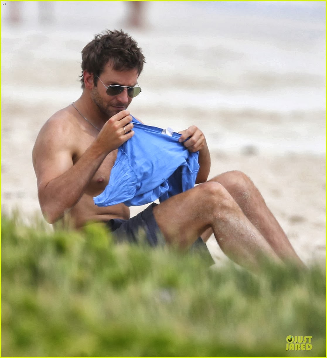 Bradley Cooper News: Bradley on the Beach in Honolulu