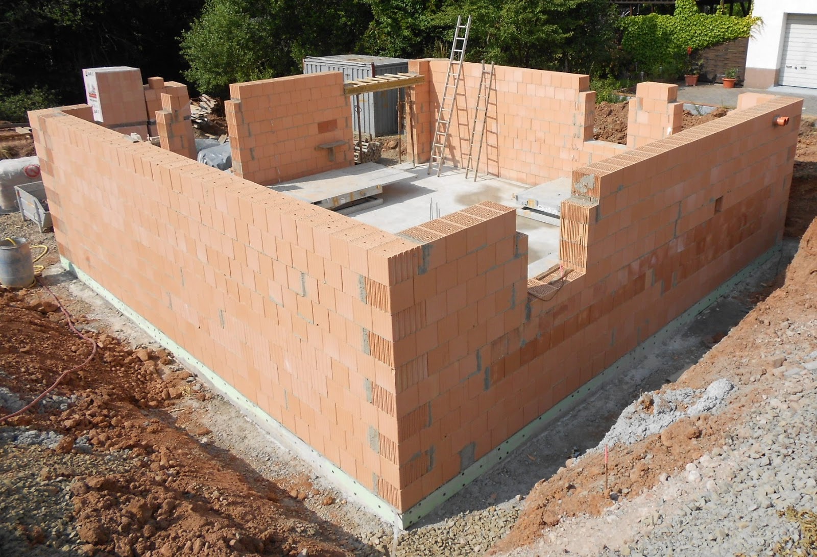 Unser Traum vom Haus: Die Außenwände des Kellers stehen