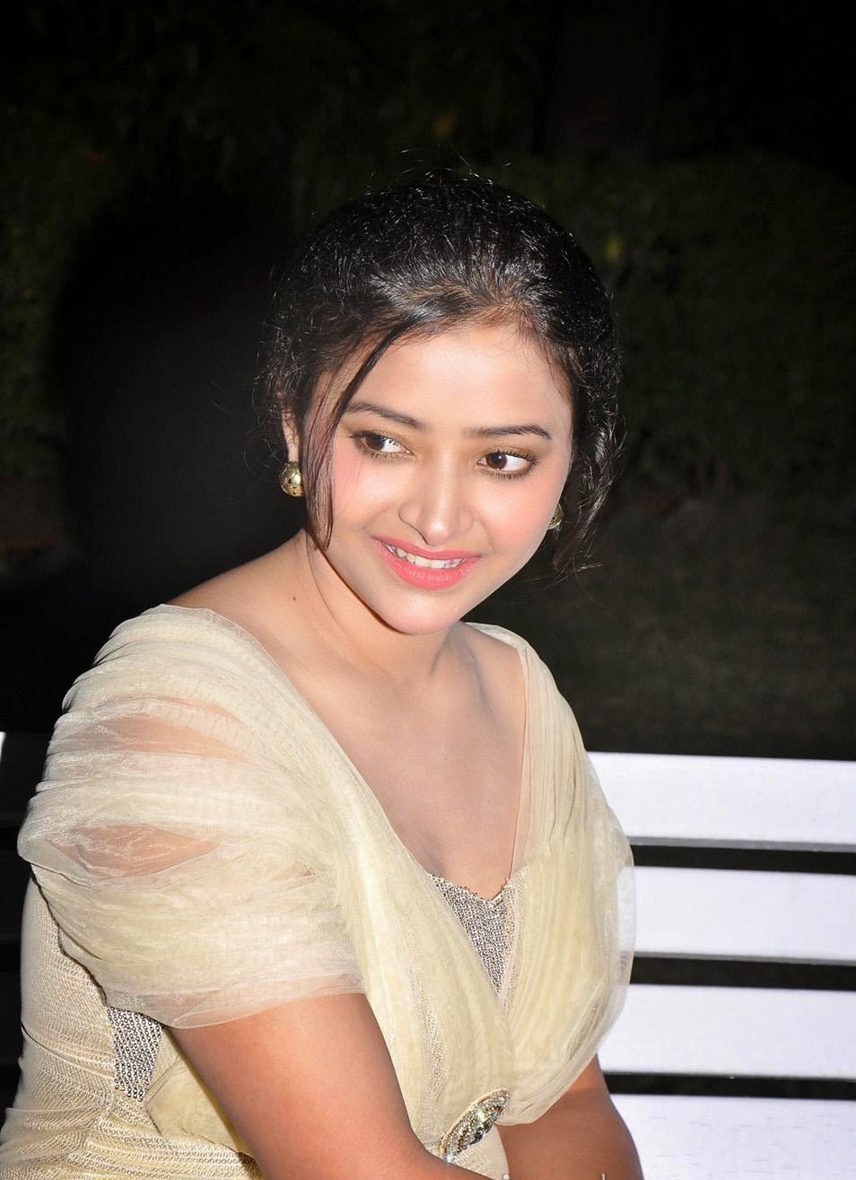 Swetha basu prasad Hot Pictures - HIGH RESOLUTION PICTURES