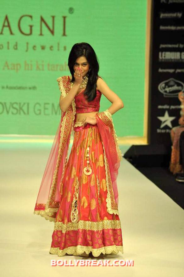 Amrita Rao - (6) - Amrita Rao  IIJW 2012 Ramp Walk Pics