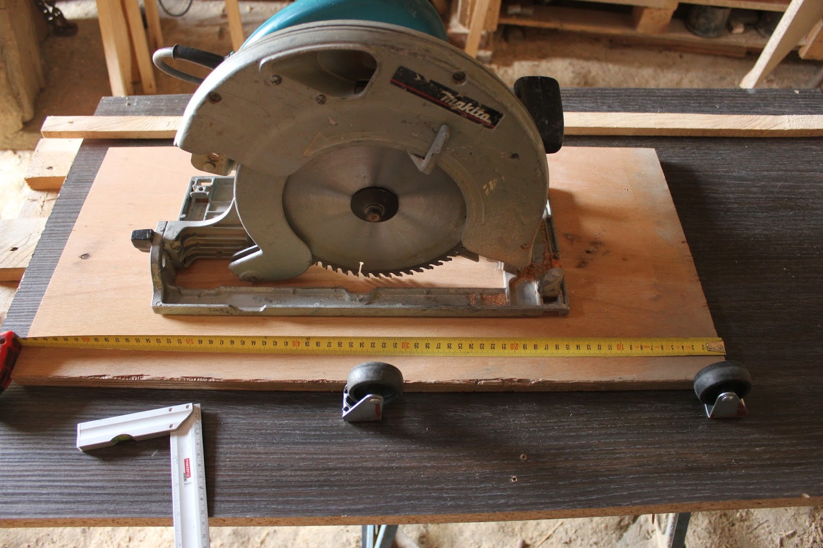 Crosscut Saw Table designed and made from recuperated materials