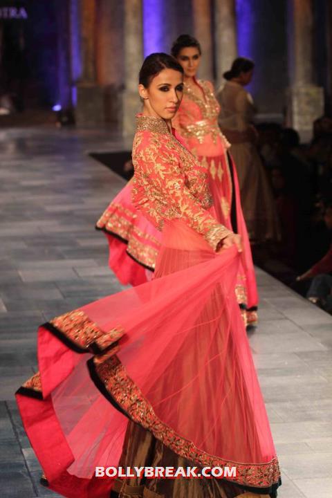 Model in Manish Malhotra Dress Walking the rap at Mijwan Fashion Show 2012 - (16) - Manish Malhotra Dresses - Mijwan Fashion Show 2012