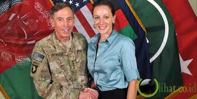 Kepala CIA David Petraeus Terungkap Berselingkuh Melalui E-Mail Kepala CIA David Petraeus Terungkap Berselingkuh Melalui E-Mail