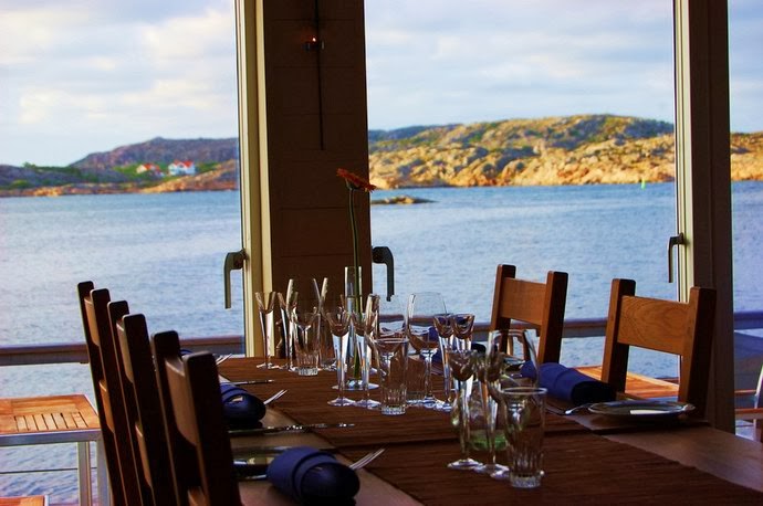 نقره لتكبير أو تصغير الصورة ونقرتين لعرض الصورة في صفحة مستقلة بحجمها الطبيعي