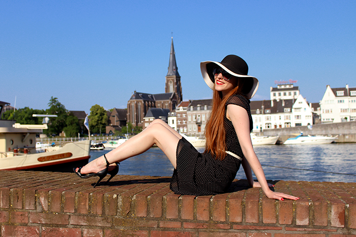 Fashion blogger outfit black white floppy hat polka dots chique 50s retro