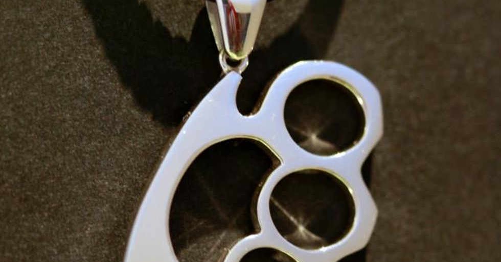 GERSANJOYA Colgante Puño Americano de plata.