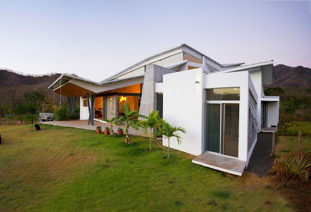 Casa Construida En Madera Permite La Luz Natural En Los Espacios De Vida