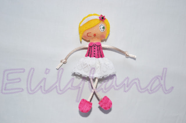 Mini-Elily Muñeca de Fieltro y Tela con Corsé Mini-Elily Muñeca de Fieltro y Tela con corsé