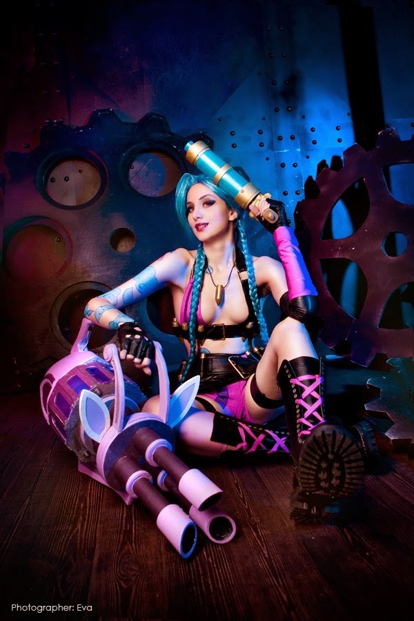 photo de Jannet «Sorekage»Vinogradova en cosplay guerrière sexy bleue et rose 
