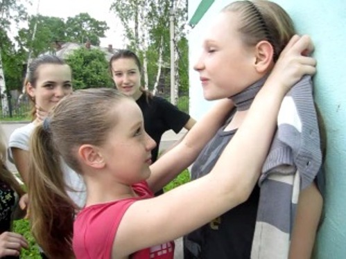 Русская малолетка играет с огурцом после школы