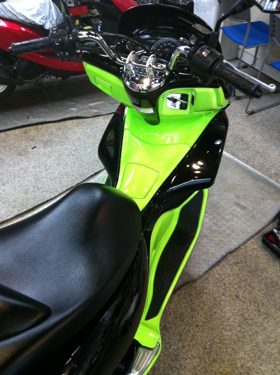 B 新宿店blog Pcxカスタム インナーカウルペイント