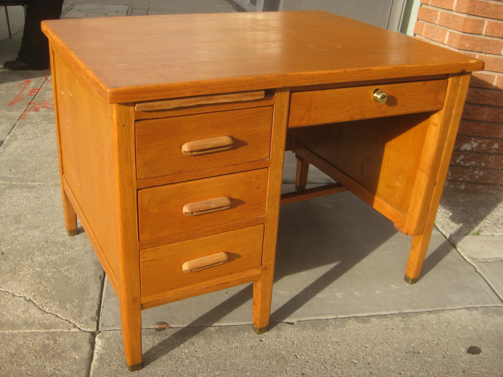 Uhuru Furniture Collectibles Sold Small Oak Teacher S Desk 50